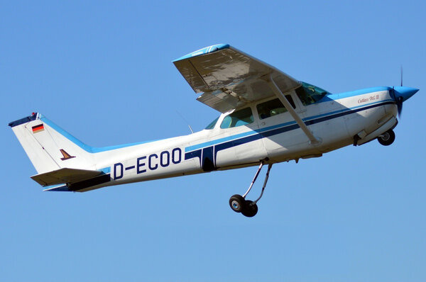 Cessna172RGCutlass.jpg_thumb.896f9410acf11a55d113ca6e11860b78.jpg