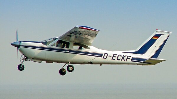 Cessna177RGD-ECKF.jpg_thumb.8322be714b22fd65a784f1188a248cba.jpg