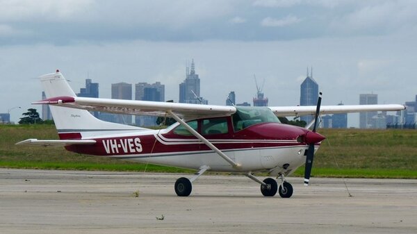 Cessna182P1975VH-VESYMEN20110404.jpg_thumb.2bb46d3ab14240ba30776f9aac4cb995.jpg