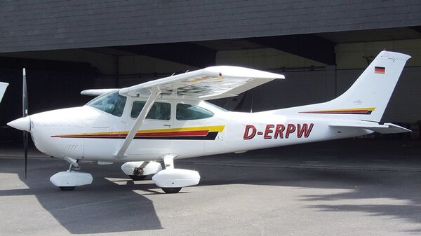 Cessna182QD-ERPW.jpg_thumb.23bd5d4aaea5b27909173752ecbd663f.jpg